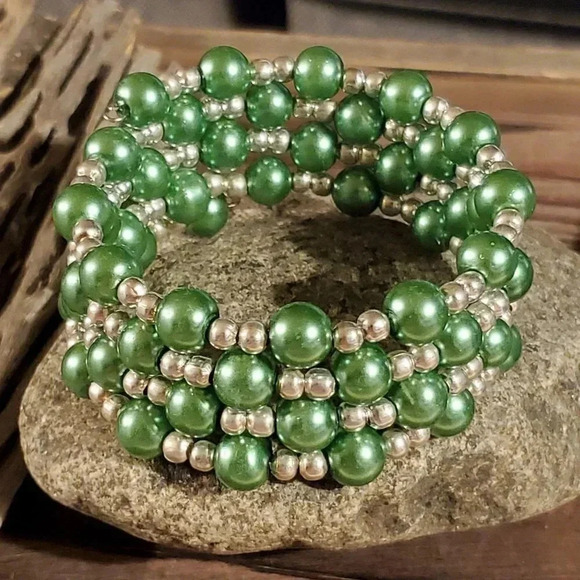 Handcrafted Medium Green Glass Pearl Silver Beads - Picture 1 of 5